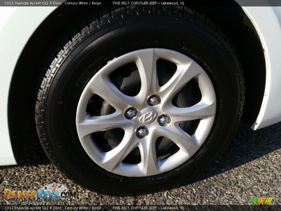 2013 Hyundai Accent GLS 4 Door Century White / Beige Photo #14
