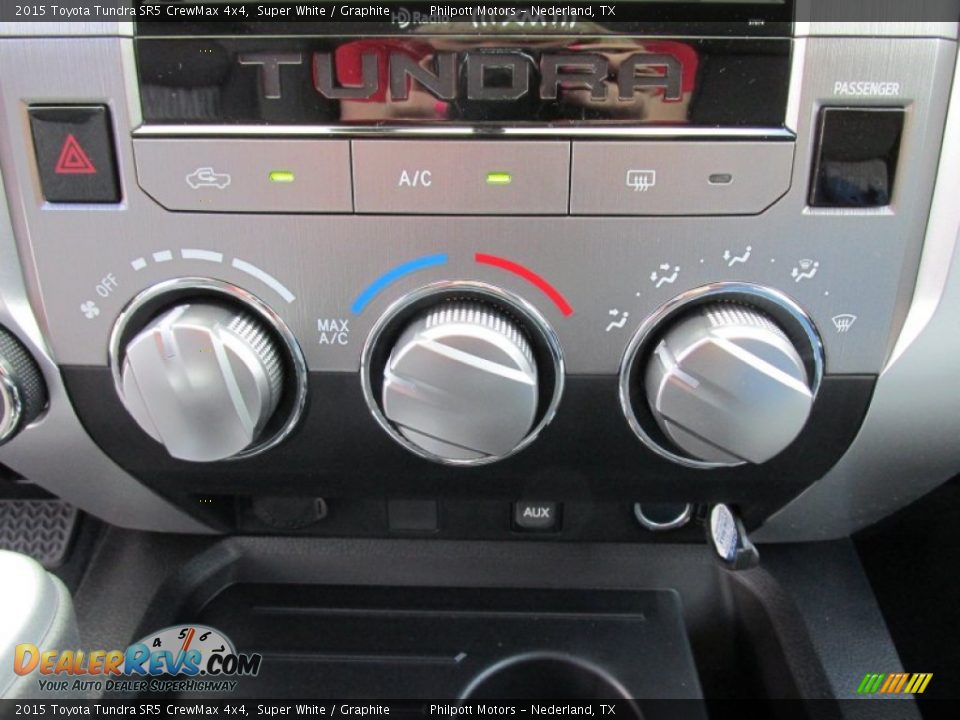 2015 Toyota Tundra SR5 CrewMax 4x4 Super White / Graphite Photo #28