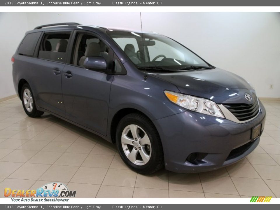 Front 3/4 View of 2013 Toyota Sienna LE Photo #1