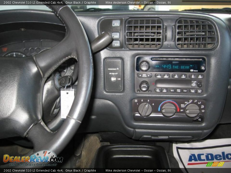 2002 Chevrolet S10 LS Extended Cab 4x4 Onyx Black / Graphite Photo #5