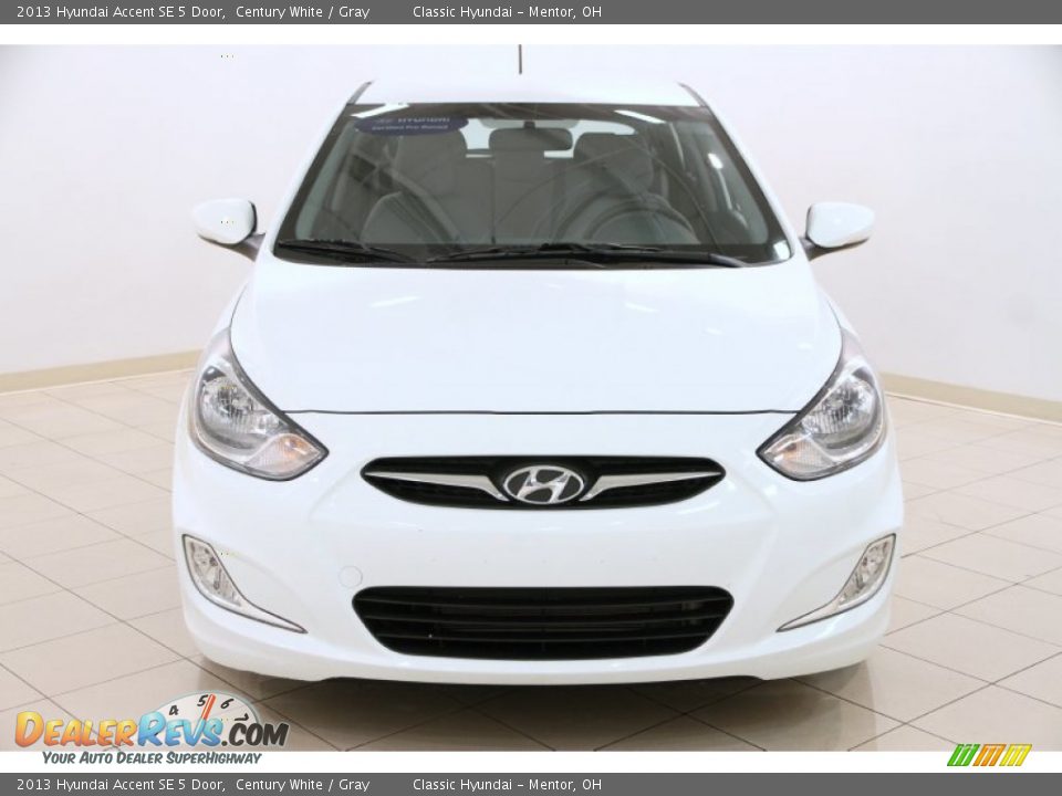 2013 Hyundai Accent SE 5 Door Century White / Gray Photo #2