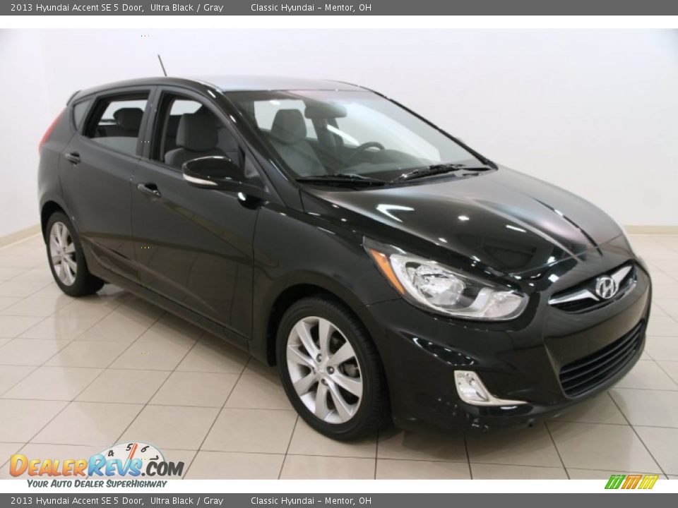 2013 Hyundai Accent SE 5 Door Ultra Black / Gray Photo #1
