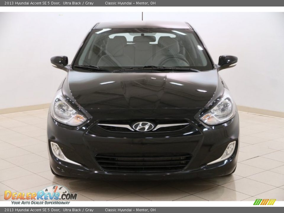 2013 Hyundai Accent SE 5 Door Ultra Black / Gray Photo #2