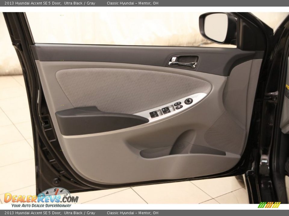 2013 Hyundai Accent SE 5 Door Ultra Black / Gray Photo #4