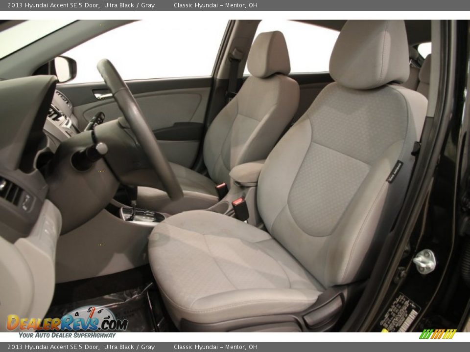2013 Hyundai Accent SE 5 Door Ultra Black / Gray Photo #5