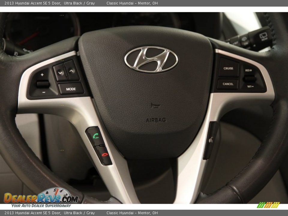 2013 Hyundai Accent SE 5 Door Ultra Black / Gray Photo #6