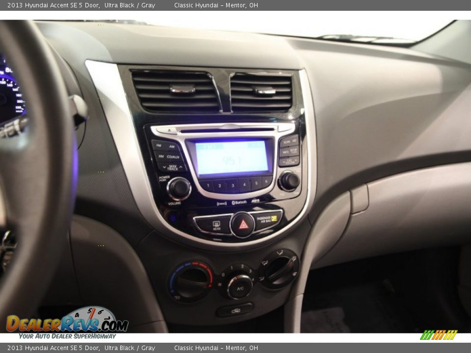 2013 Hyundai Accent SE 5 Door Ultra Black / Gray Photo #8