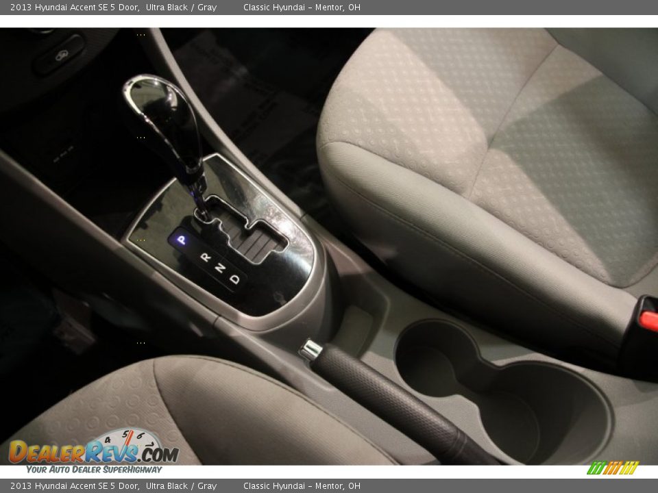 2013 Hyundai Accent SE 5 Door Ultra Black / Gray Photo #9