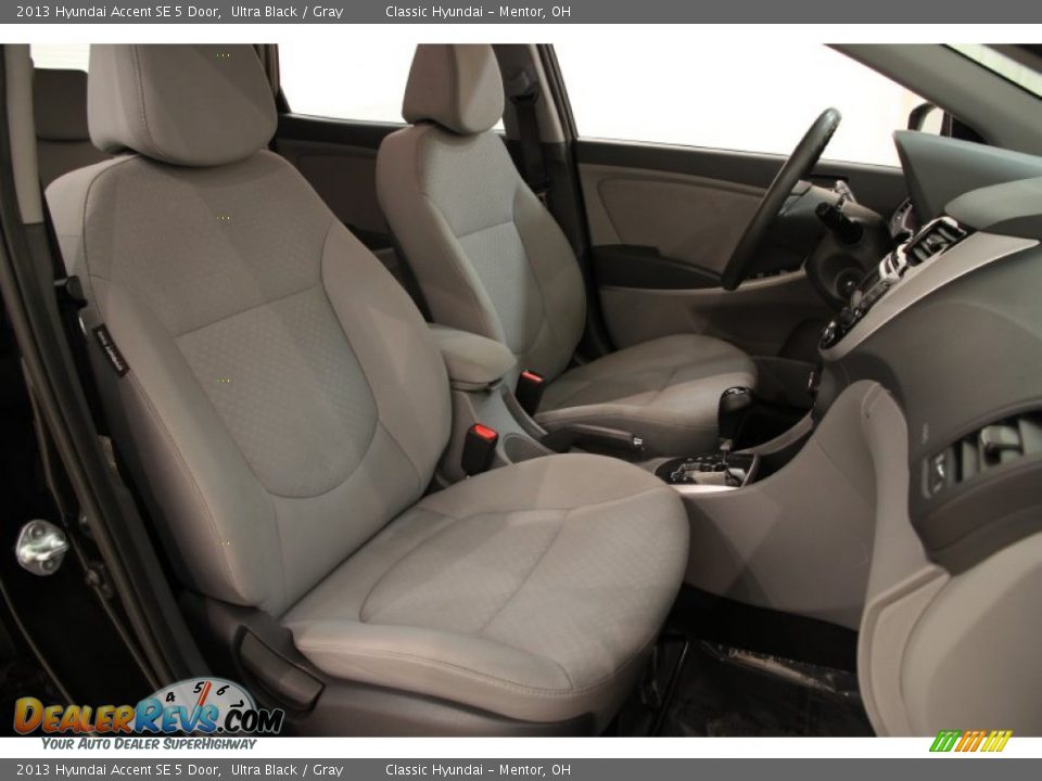 2013 Hyundai Accent SE 5 Door Ultra Black / Gray Photo #10
