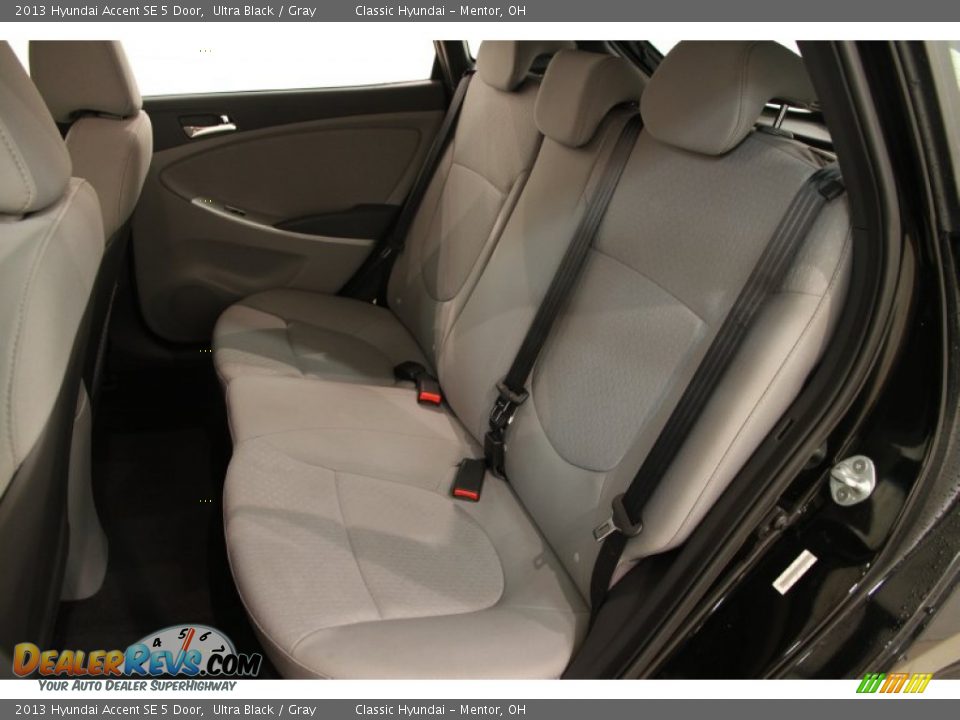 2013 Hyundai Accent SE 5 Door Ultra Black / Gray Photo #11