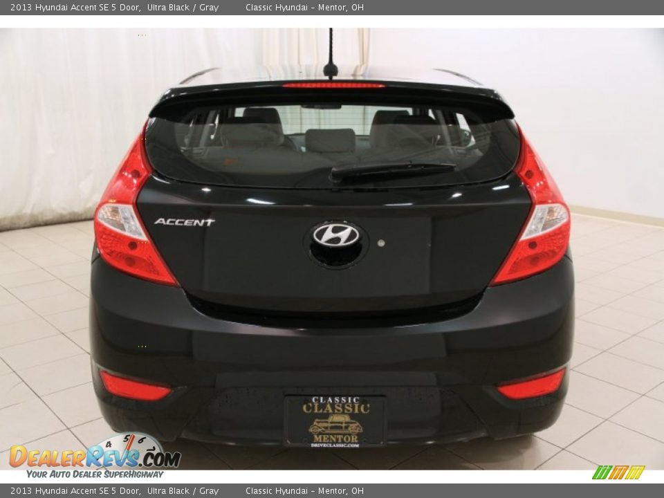 2013 Hyundai Accent SE 5 Door Ultra Black / Gray Photo #12
