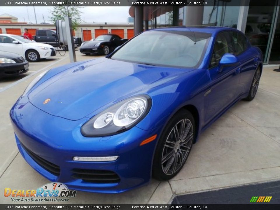 Front 3/4 View of 2015 Porsche Panamera  Photo #3