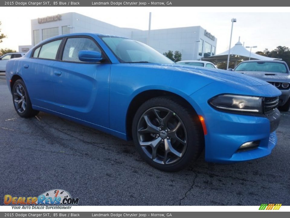 Front 3/4 View of 2015 Dodge Charger SXT Photo #4