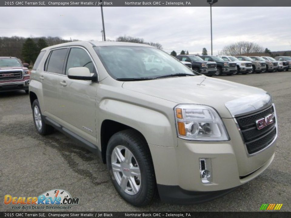 Front 3/4 View of 2015 GMC Terrain SLE Photo #8
