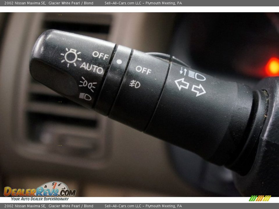 Controls of 2002 Nissan Maxima SE Photo #32