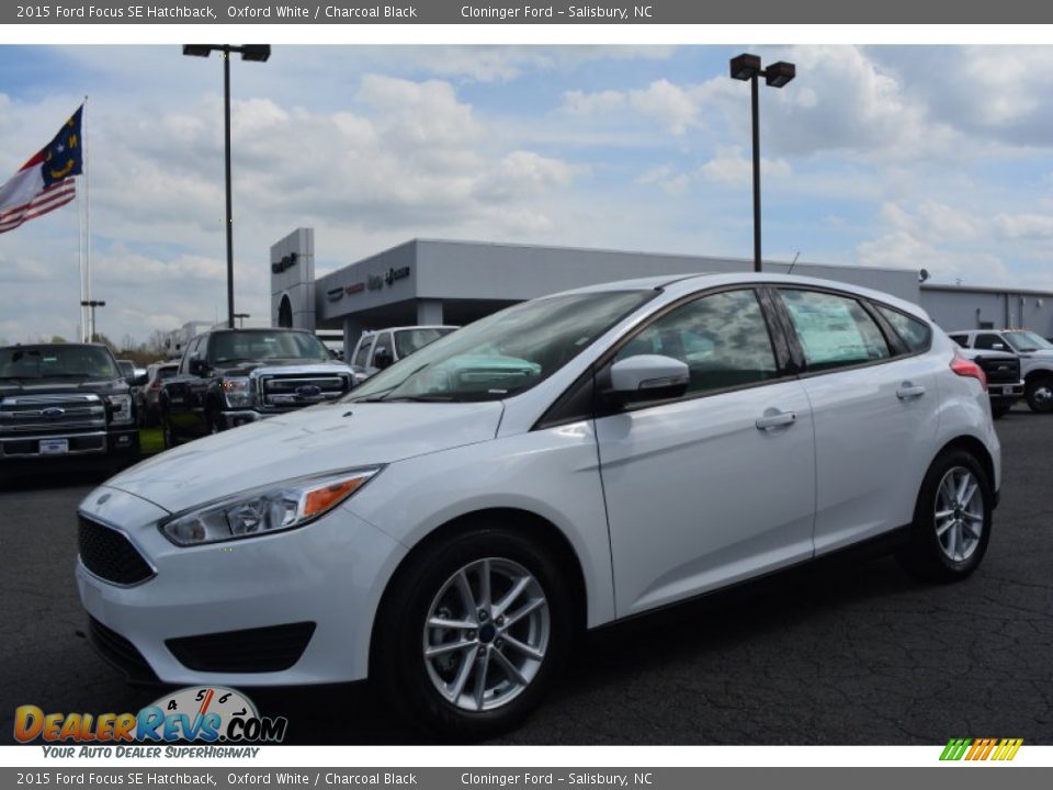 Front 3/4 View of 2015 Ford Focus SE Hatchback Photo #3