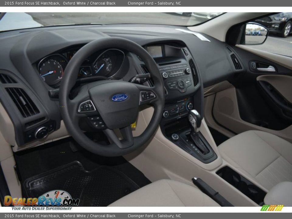 2015 Ford Focus SE Hatchback Oxford White / Charcoal Black Photo #7