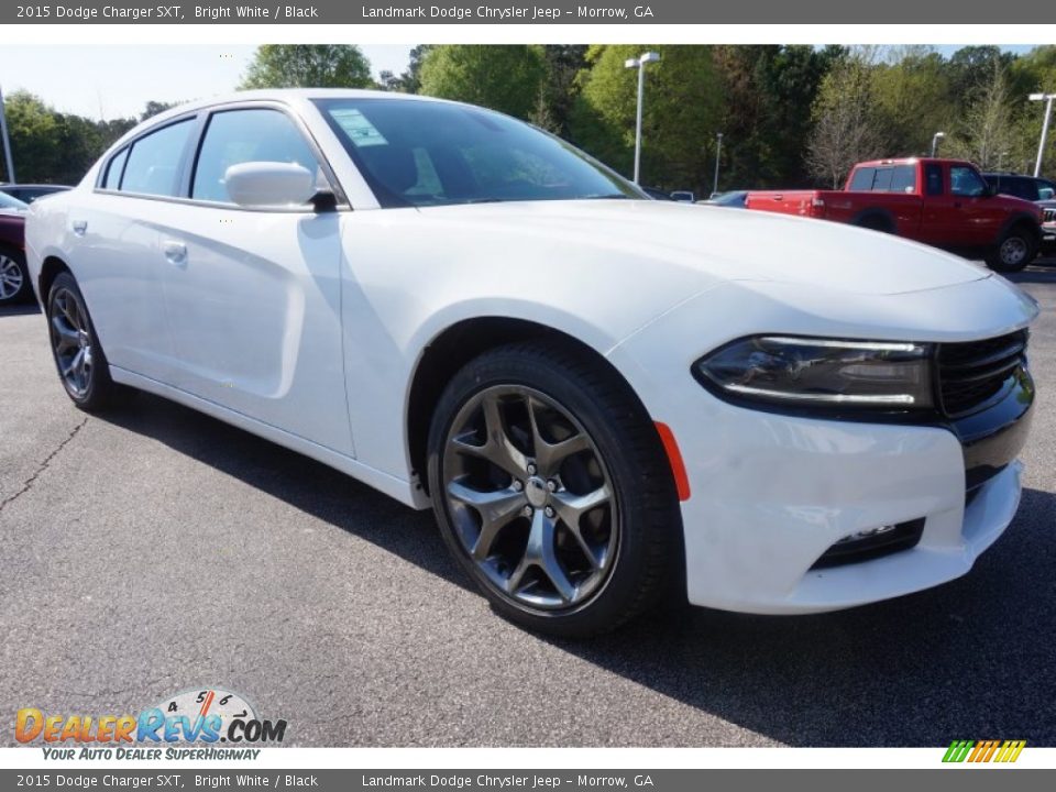 Front 3/4 View of 2015 Dodge Charger SXT Photo #4
