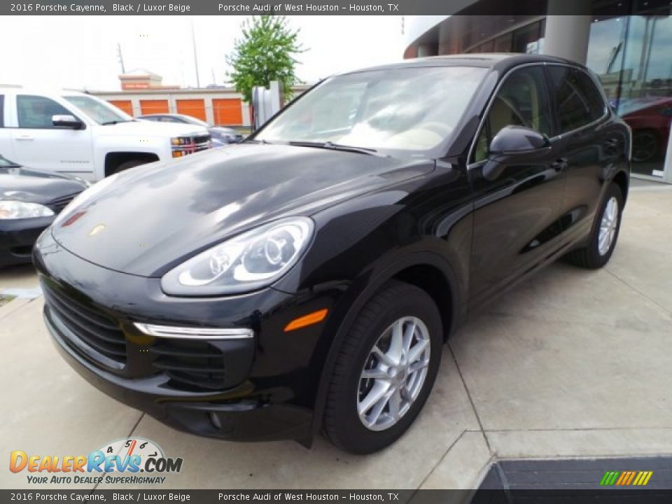 Front 3/4 View of 2016 Porsche Cayenne  Photo #3
