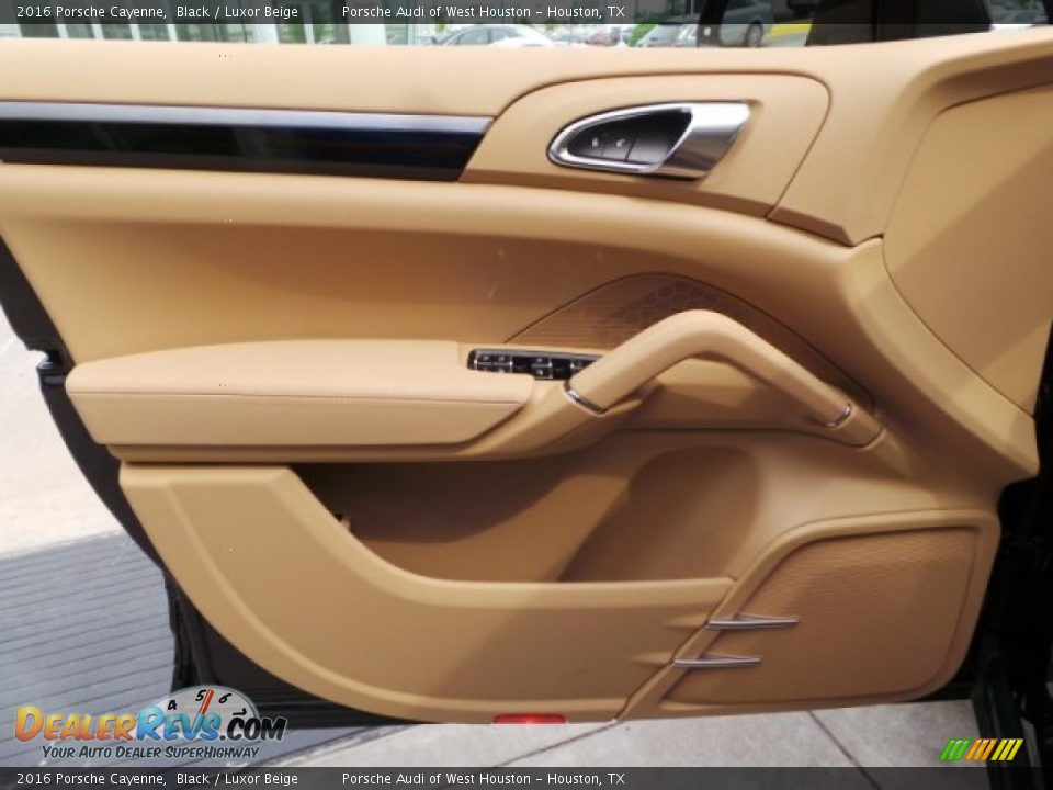 Door Panel of 2016 Porsche Cayenne  Photo #10