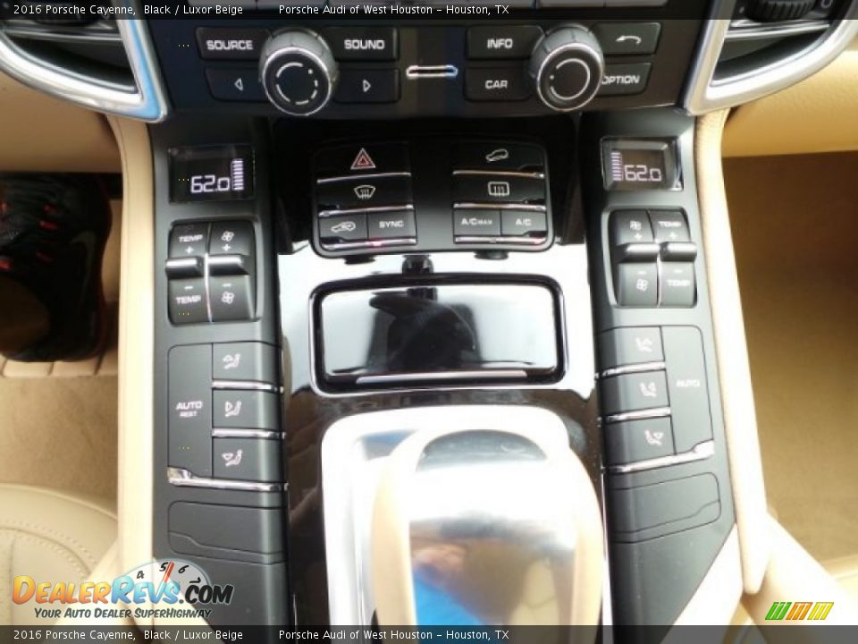 Controls of 2016 Porsche Cayenne  Photo #22