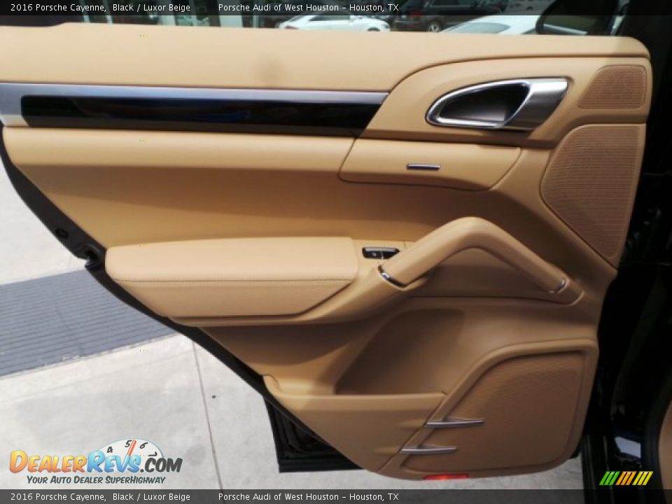 Door Panel of 2016 Porsche Cayenne  Photo #25