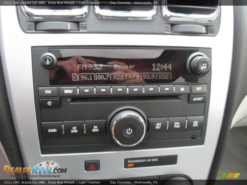 Controls of 2011 GMC Acadia SLE AWD Photo #28
