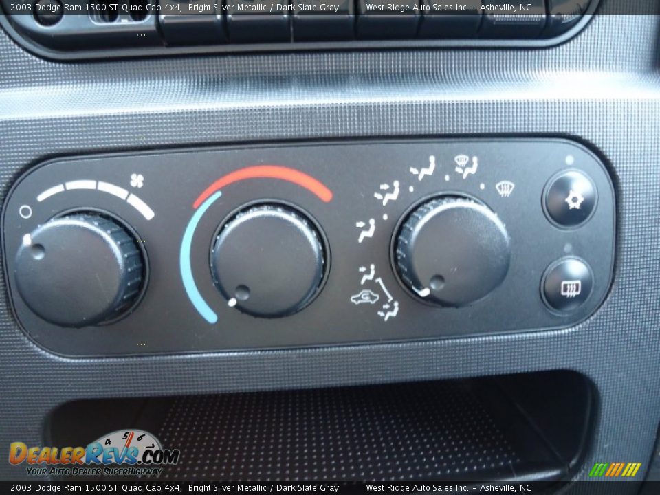 Controls of 2003 Dodge Ram 1500 ST Quad Cab 4x4 Photo #26