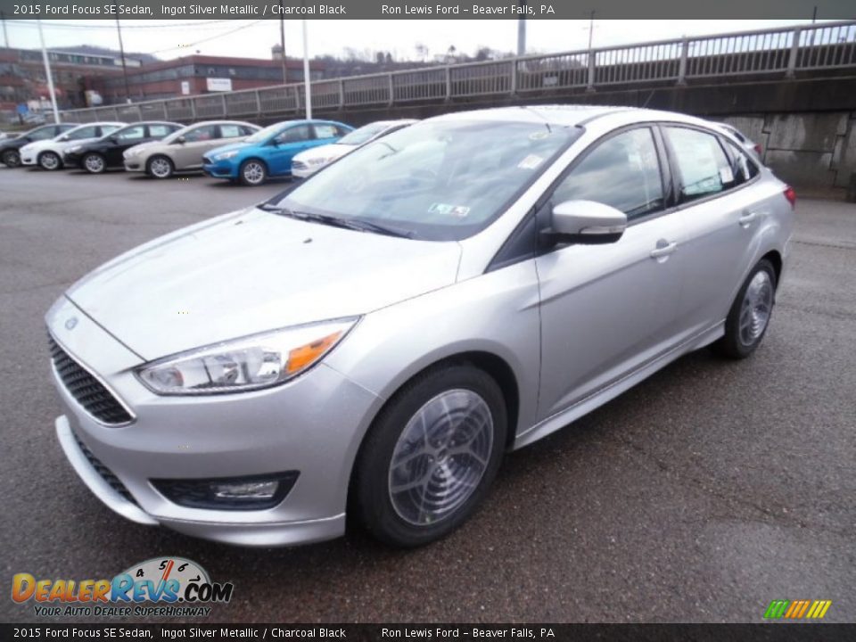 Front 3/4 View of 2015 Ford Focus SE Sedan Photo #7