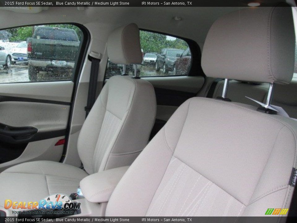 2015 Ford Focus SE Sedan Blue Candy Metallic / Medium Light Stone Photo #22