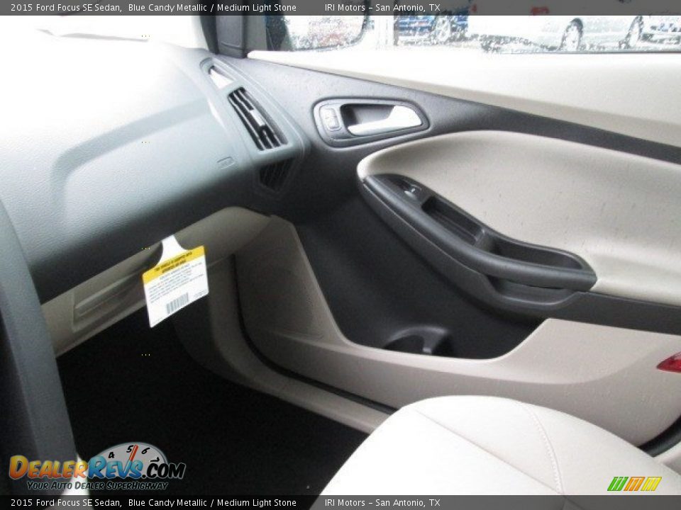 2015 Ford Focus SE Sedan Blue Candy Metallic / Medium Light Stone Photo #33
