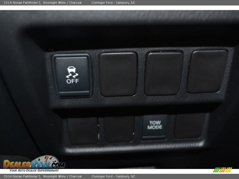 2014 Nissan Pathfinder S Moonlight White / Charcoal Photo #24