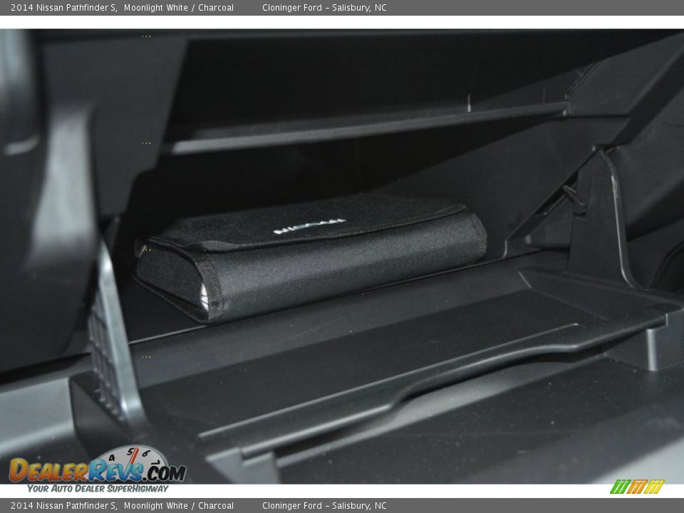 2014 Nissan Pathfinder S Moonlight White / Charcoal Photo #25