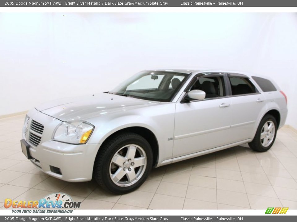 Front 3/4 View of 2005 Dodge Magnum SXT AWD Photo #3