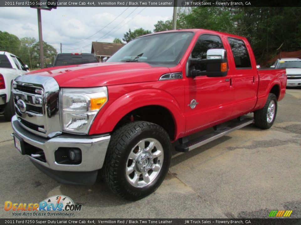 Front 3/4 View of 2011 Ford F250 Super Duty Lariat Crew Cab 4x4 Photo #2
