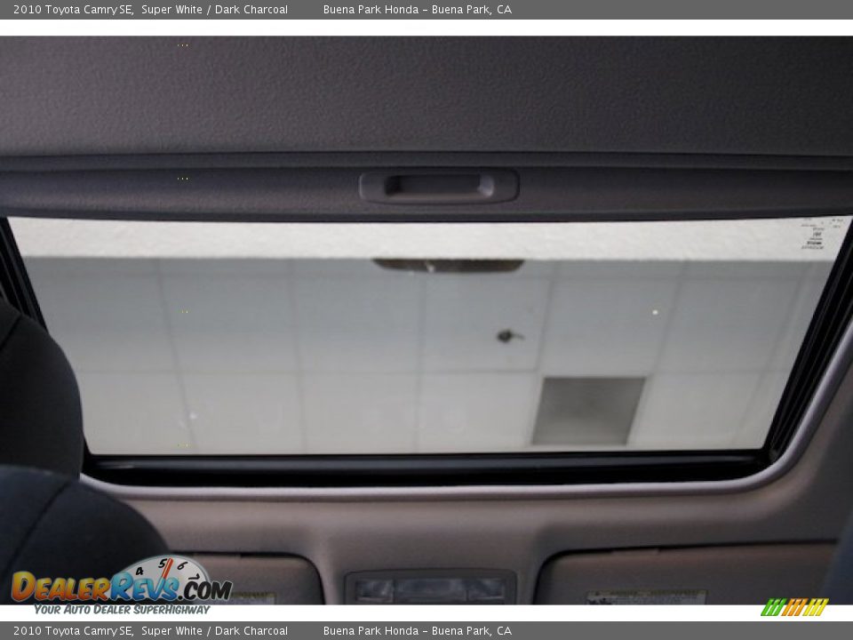 2010 Toyota Camry SE Super White / Dark Charcoal Photo #13