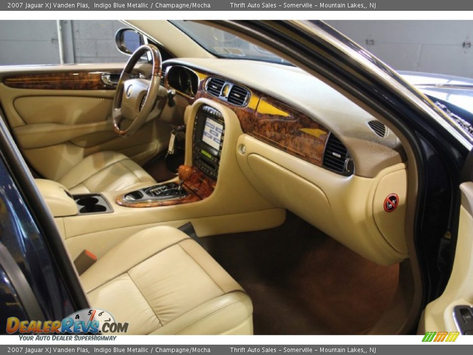 2007 Jaguar XJ Vanden Plas Indigo Blue Metallic / Champagne/Mocha Photo #31