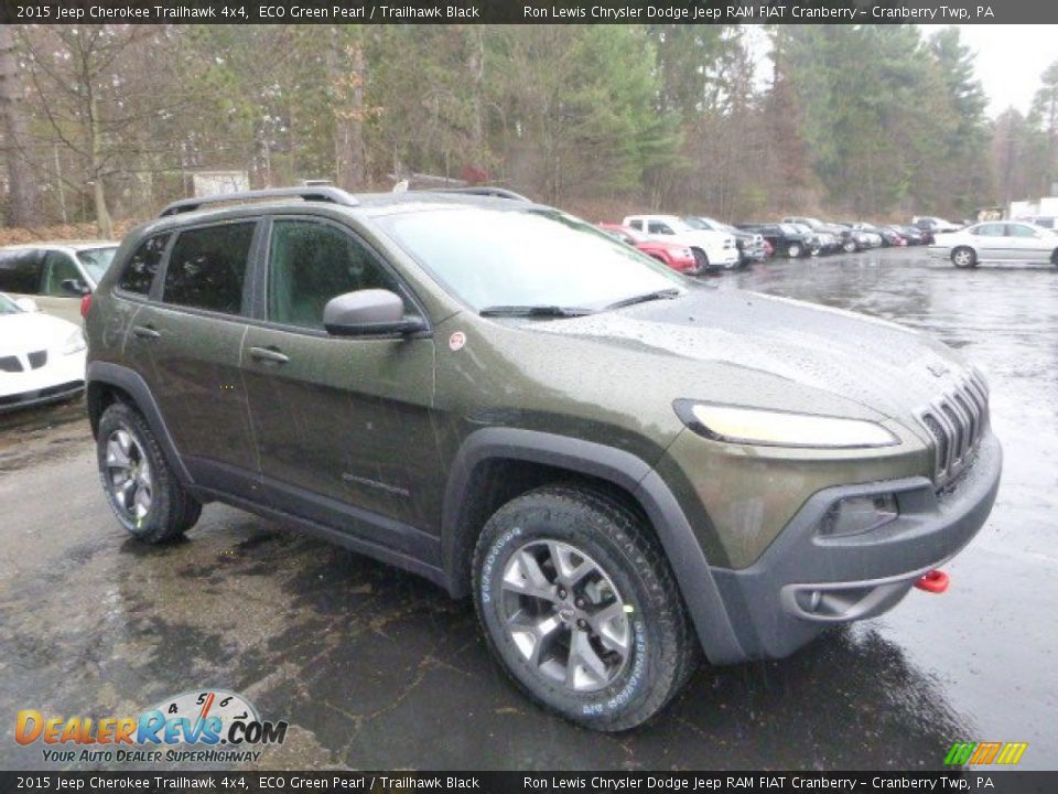Front 3/4 View of 2015 Jeep Cherokee Trailhawk 4x4 Photo #16