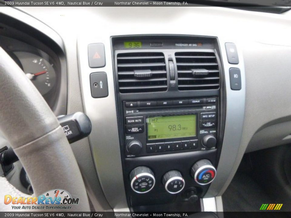 Controls of 2009 Hyundai Tucson SE V6 4WD Photo #18