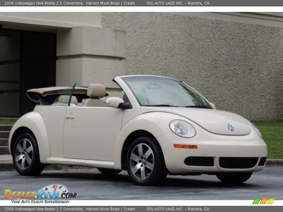Front 3/4 View of 2006 Volkswagen New Beetle 2.5 Convertible Photo #25