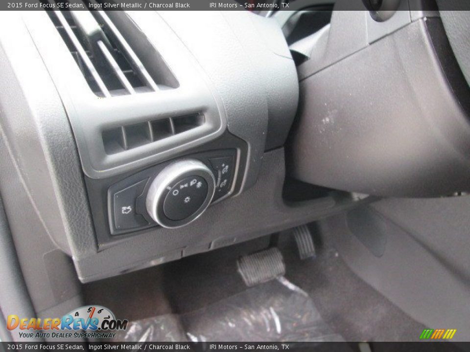 2015 Ford Focus SE Sedan Ingot Silver Metallic / Charcoal Black Photo #17