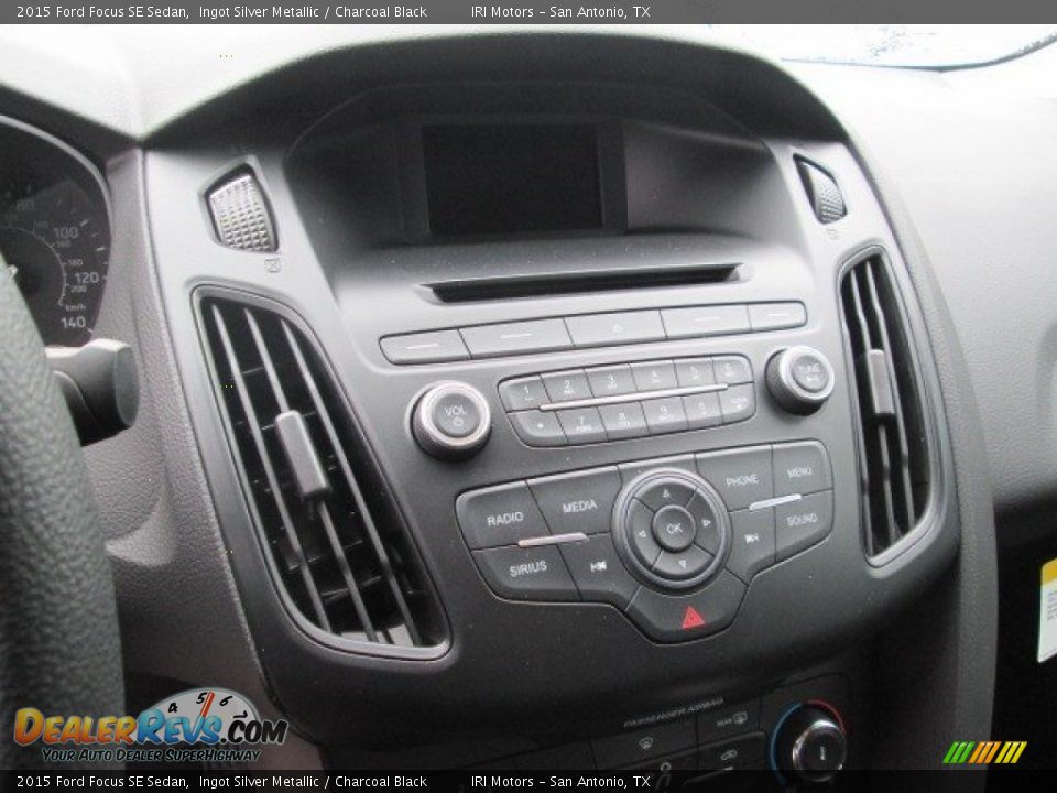 2015 Ford Focus SE Sedan Ingot Silver Metallic / Charcoal Black Photo #18