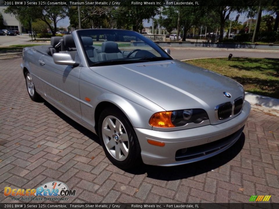Front 3/4 View of 2001 BMW 3 Series 325i Convertible Photo #9