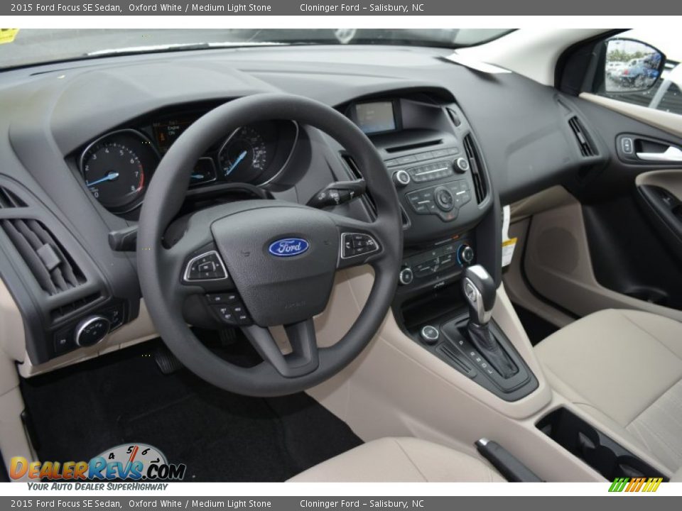 2015 Ford Focus SE Sedan Oxford White / Medium Light Stone Photo #8