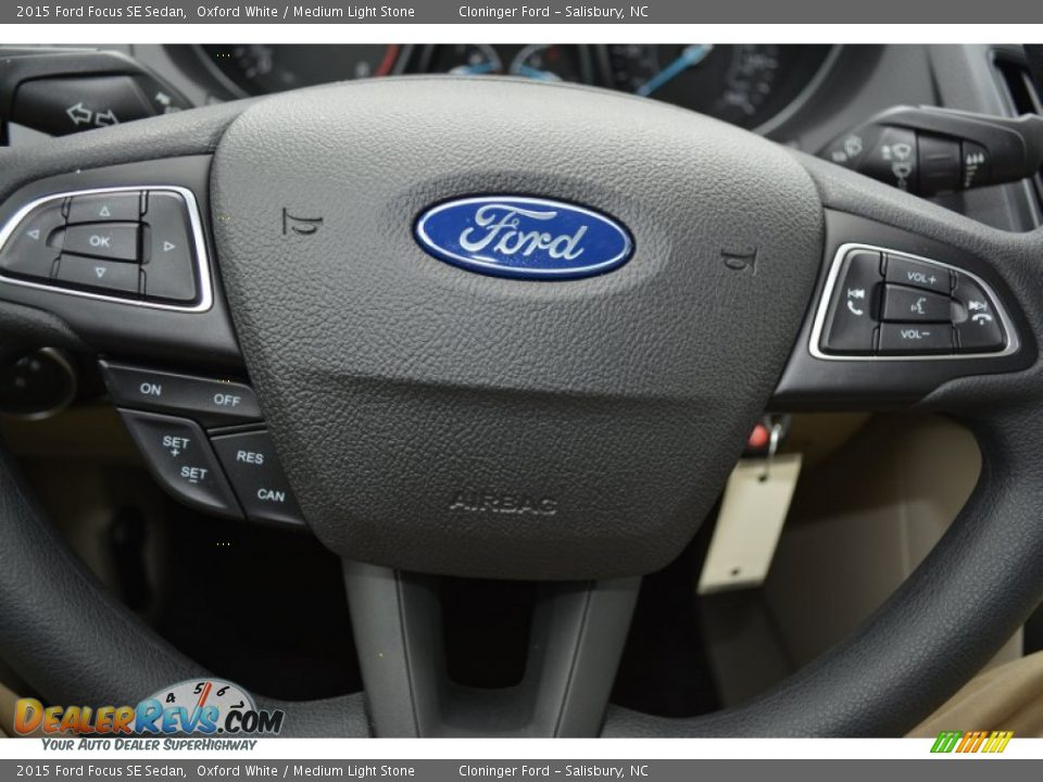2015 Ford Focus SE Sedan Oxford White / Medium Light Stone Photo #18