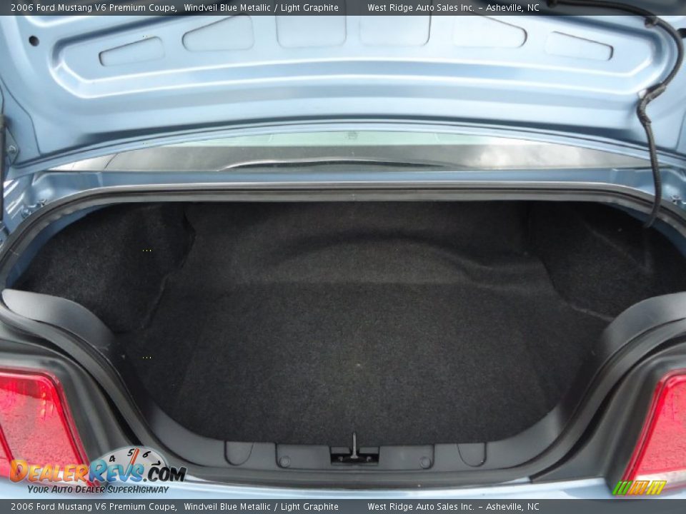 2006 Ford Mustang V6 Premium Coupe Trunk Photo #16