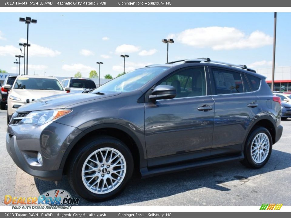 Front 3/4 View of 2013 Toyota RAV4 LE AWD Photo #7