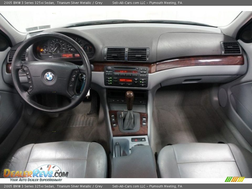 Dashboard of 2005 BMW 3 Series 325xi Sedan Photo #21