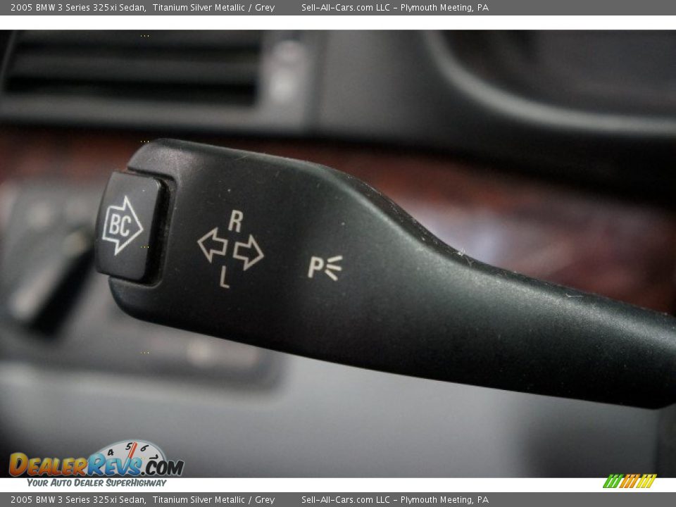 Controls of 2005 BMW 3 Series 325xi Sedan Photo #22