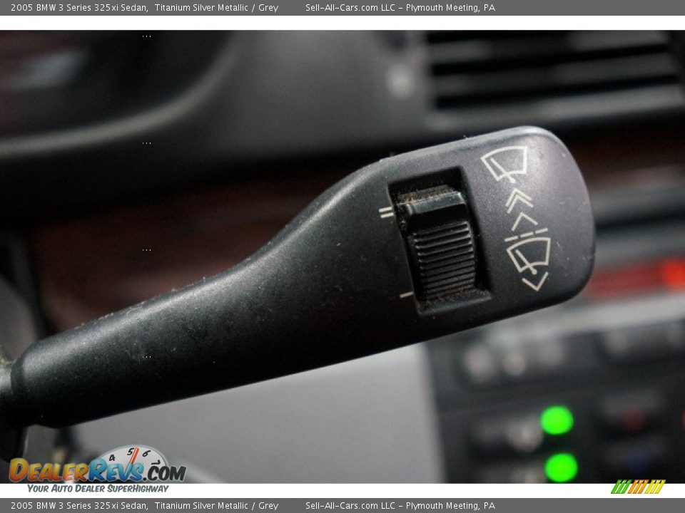 Controls of 2005 BMW 3 Series 325xi Sedan Photo #23
